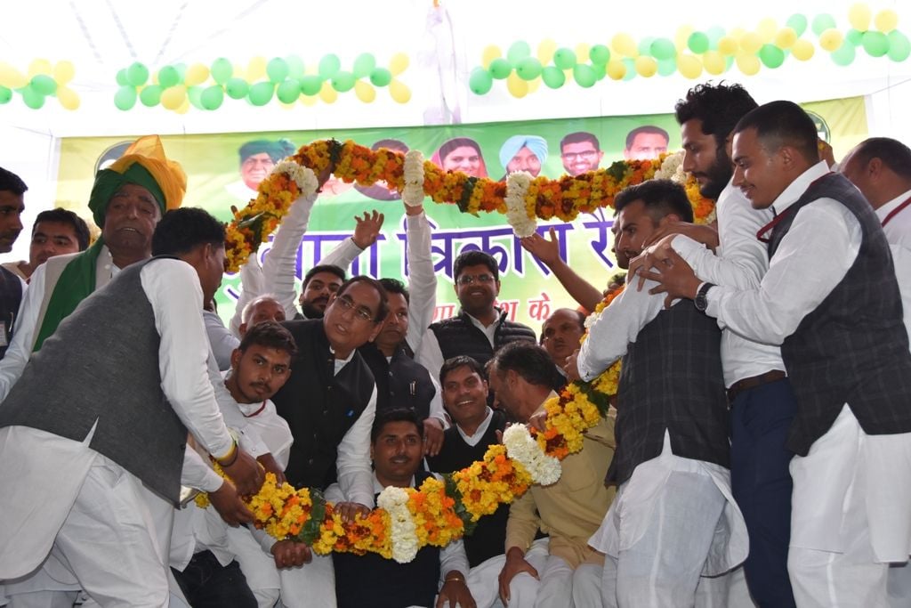  दुष्यंत चौटाला का स्वागत करते कार्यकर्ता।