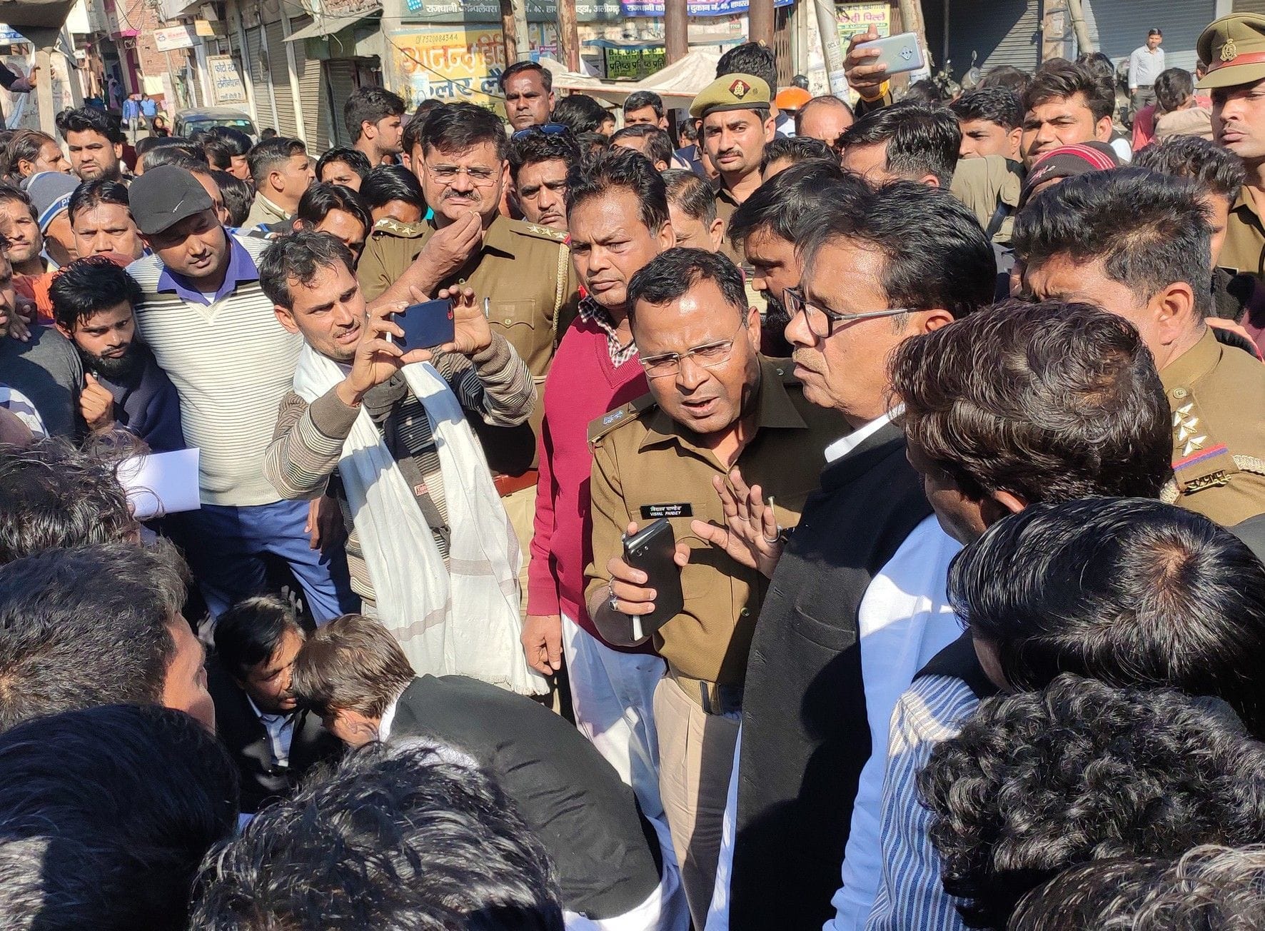 हाथरस अड्डे पर जाम लगाते लोगों को समझाते एएसपी विशाल पांडे।