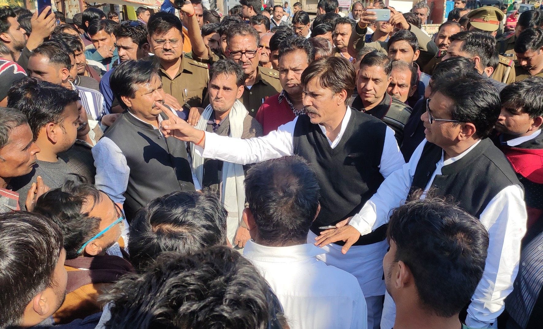 हाथरस अड्डे पर जाम लगाते लोगों को समझाते पूर्व विधायक राकेश, जिलाध्यक्ष अशोक।