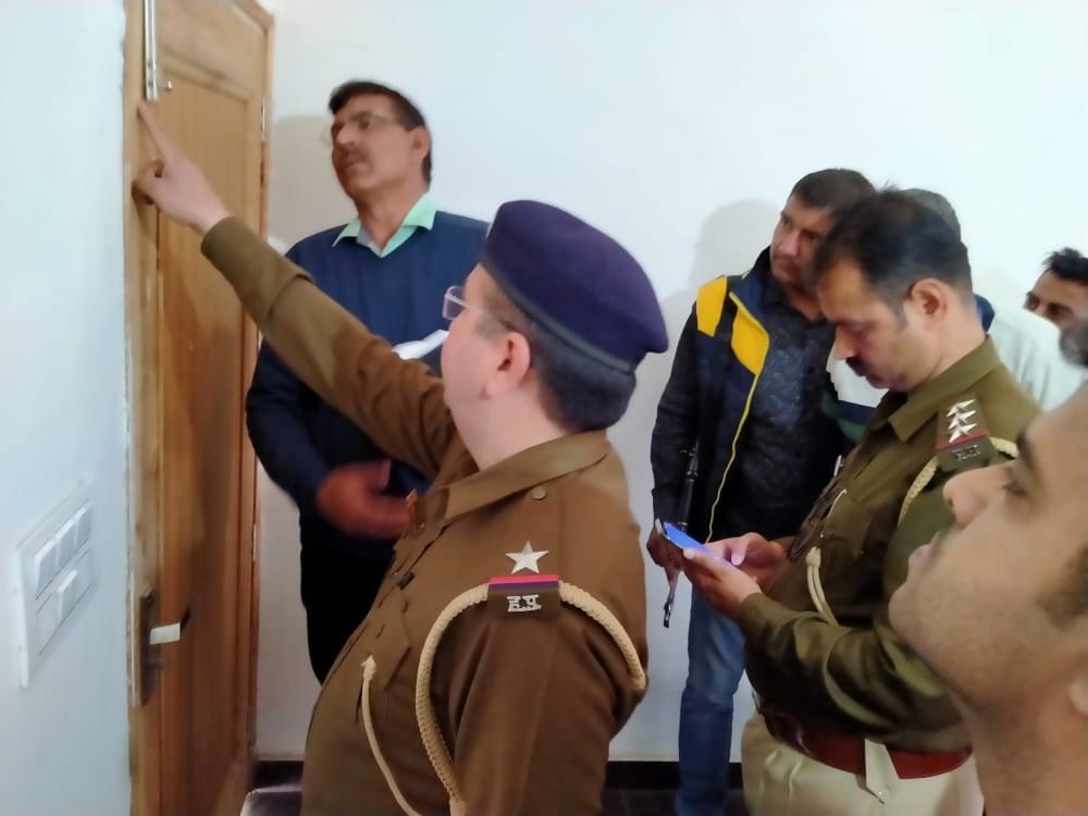 जिस दरवाजे से घुसकर चोरी की वारदात को अंजाम दिया गया उसकी जांच करती पुलिस। जिस दरवाजे से घुसकर चोरी की वारदात को अंजाम दिया गया उसकी जांच करती पुलिस।