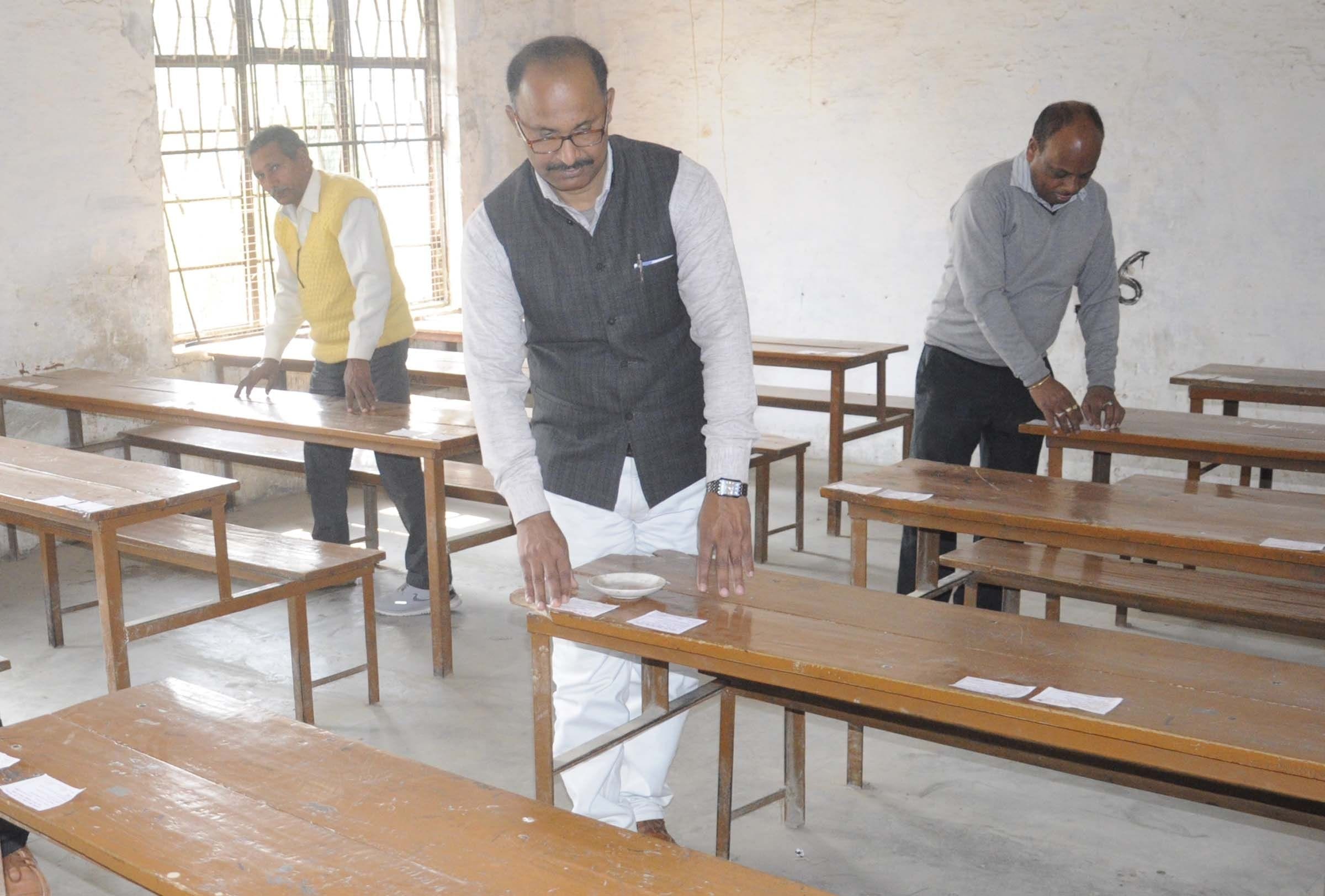 जीआईसी में बोर्ड परीक्षा के लिए रोल नंबर लगाते शिक्षक व कर्मचारी।