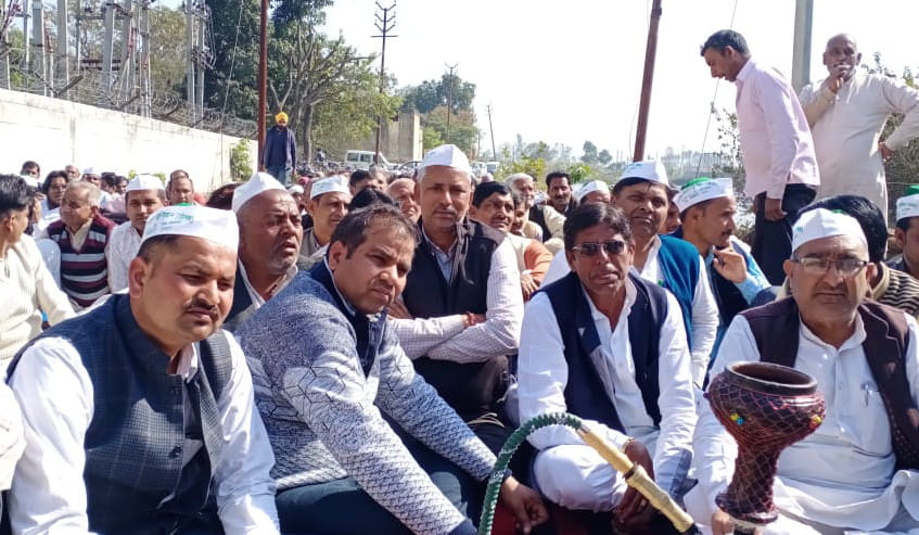 डंघेड़ा बिजलीघर पर प्रदर्शन करते भाकियू (तोमर) के कार्यकर्ता डंघेड़ा बिजलीघर पर प्रदर्शन करते भाकियू (तोमर) के कार्यकर्ता
