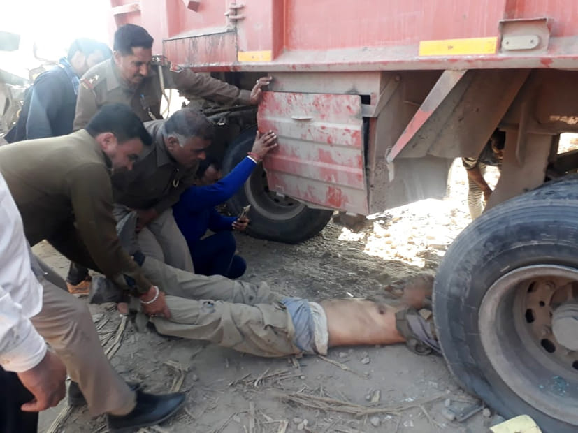 सरसावा में टोल टैक्स के पास ट्रक के पहियो के बीच फंसा बस चालक को निकालती पुलिस सरसावा में टोल टैक्स के पास ट्रक के पहियो के बीच फंसा बस चालक को निकालती पुलिस