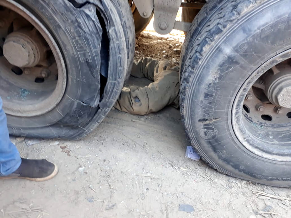 सरसावा में टोल टैक्स के पास ट्रक के पहियो के बीच फंसा बस चालक सरसावा में टोल टैक्स के पास ट्रक के पहियो के बीच फंसा बस चालक
