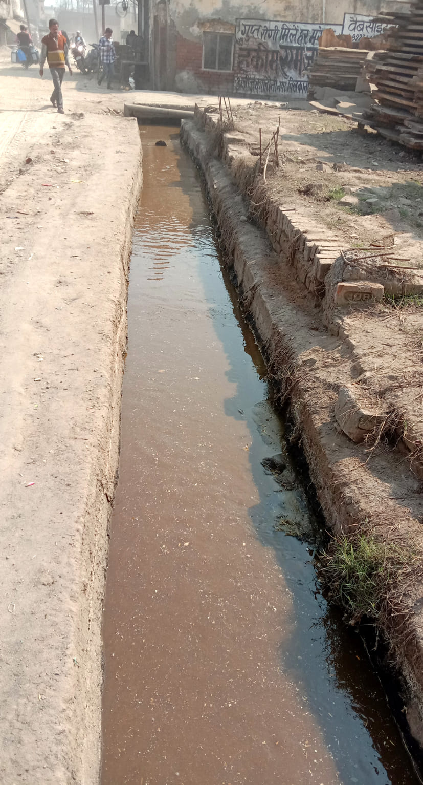 नाले में बहता गोबर और खून। नाले में बहता गोबर और खून।