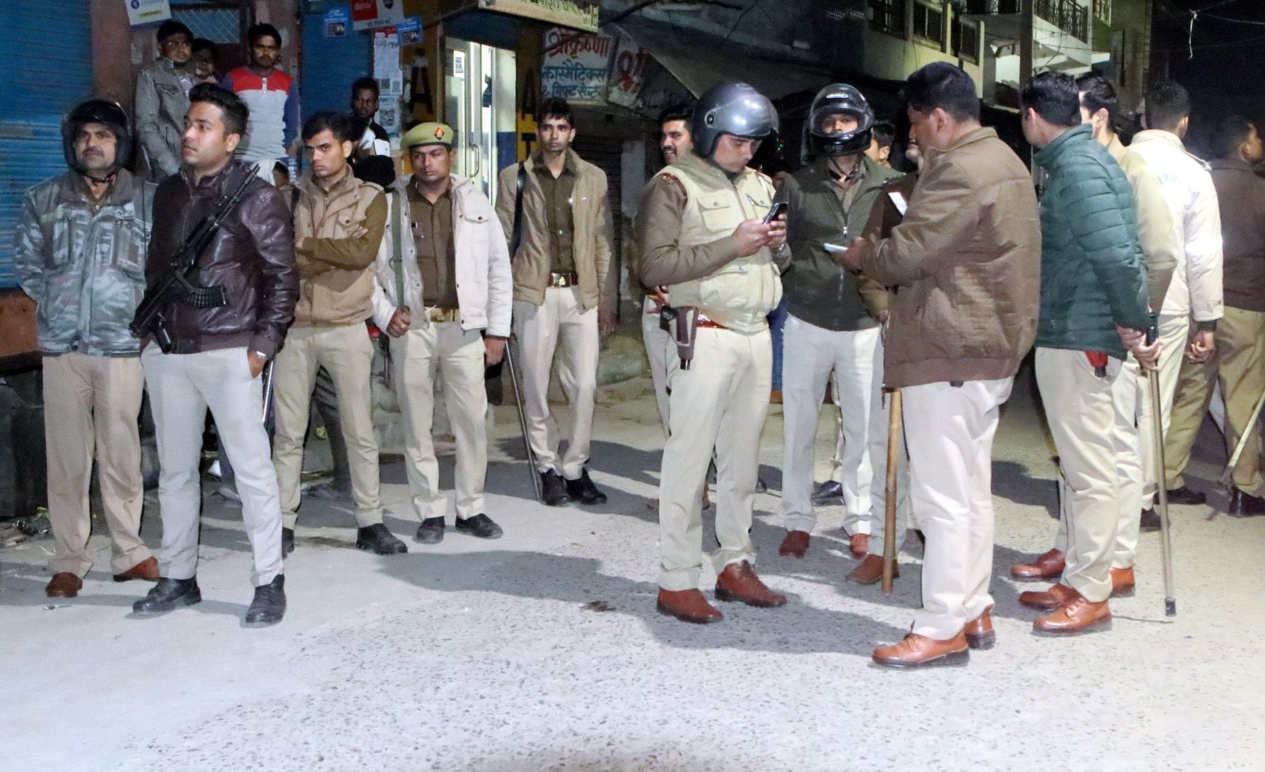 पला में घटना के बाद मौके पर पुलिस फोर्स। पला में घटना के बाद मौके पर पुलिस फोर्स।