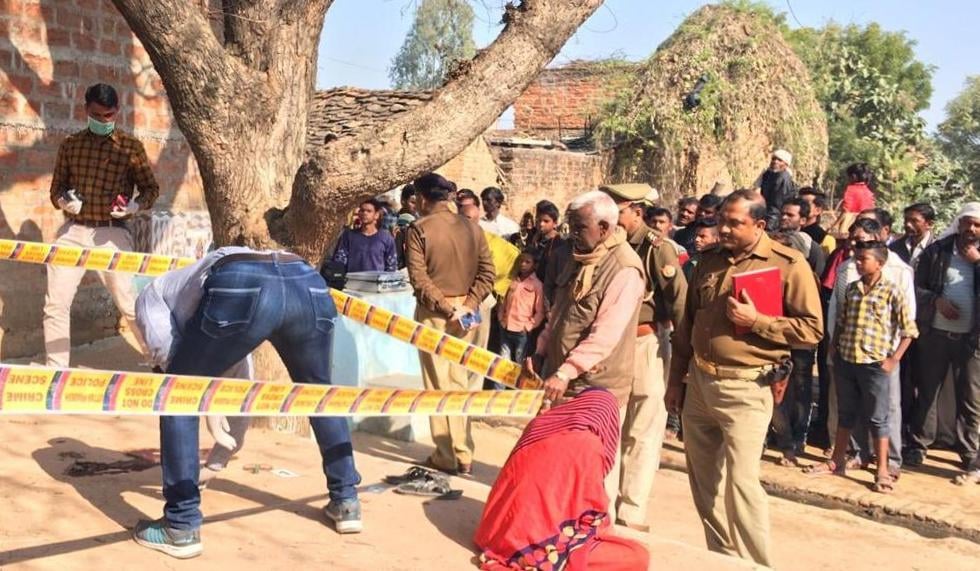 जालौन ः घटनास्थल पर नमूने लेती फोरेंसिक टीम जालौन ः घटनास्थल पर नमूने लेती फोरेंसिक टीम