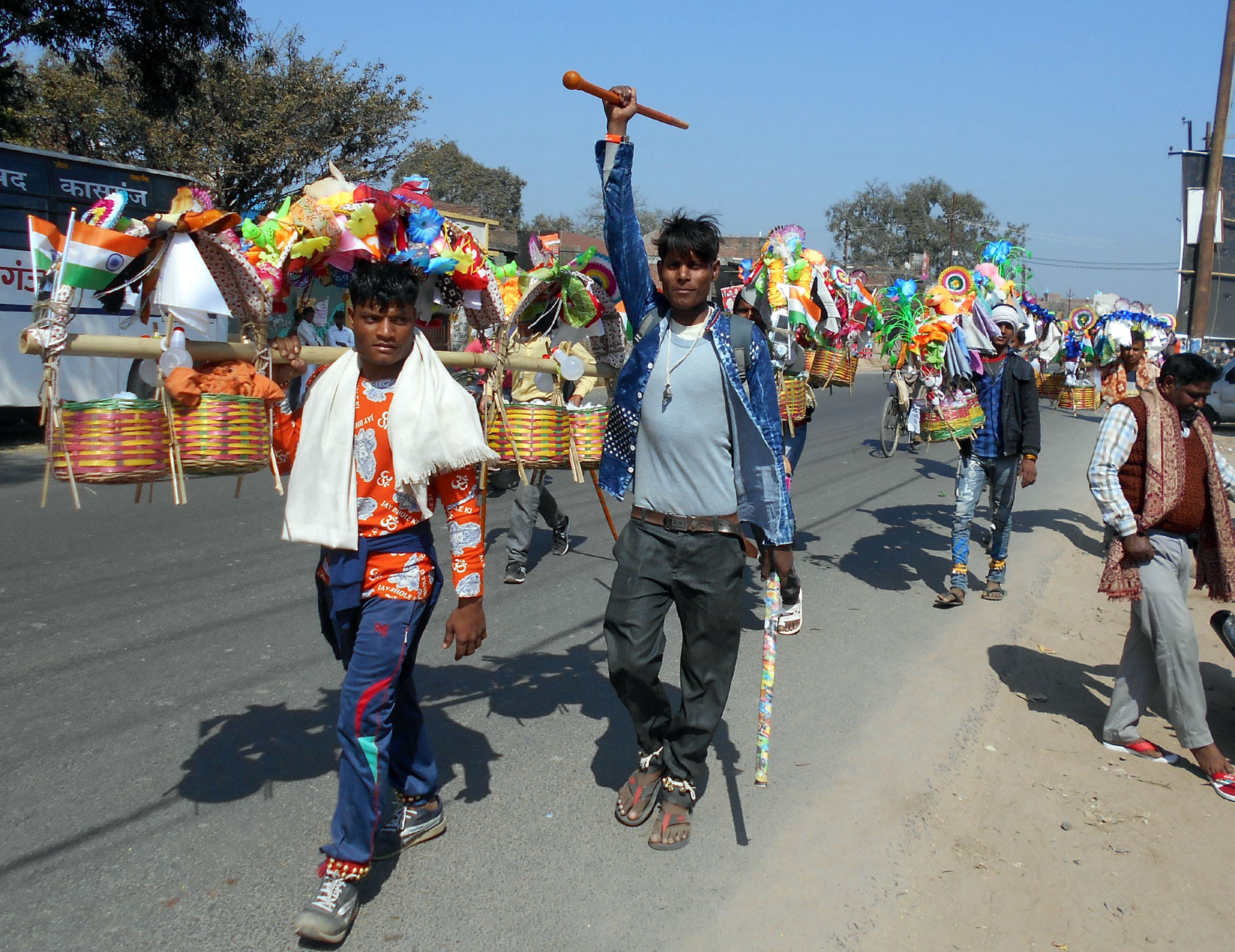 कासगंज में गुजरती कांवड़ियों की टोली