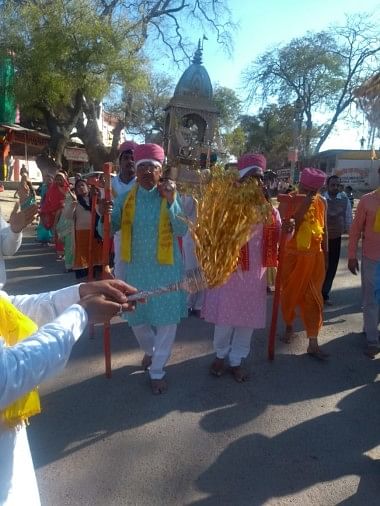 श्रीजी विमान की की शोभयात्रा निकाली श्रीजी की शोभायात्रा निकालते श्रद्धालु।
