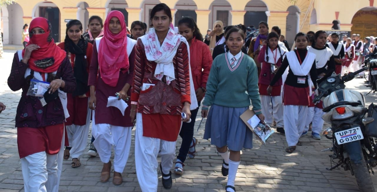 जीजीआईसी से बोर्ड परीक्षा देकर बाहर निकलती छात्राएं। जीजीआईसी से बोर्ड परीक्षा देकर बाहर निकलती छात्राएं।