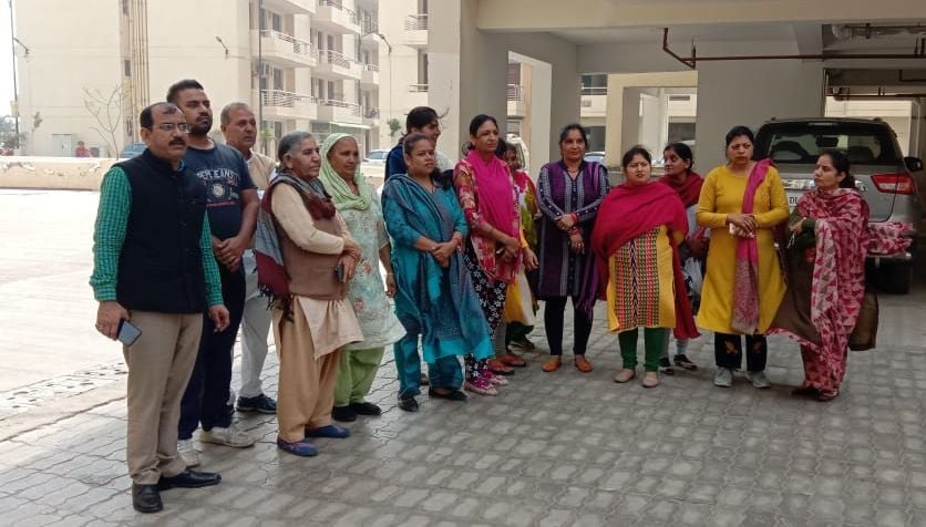 टीडीआई एसपानिया में प्रदर्शन करती महिलाएं