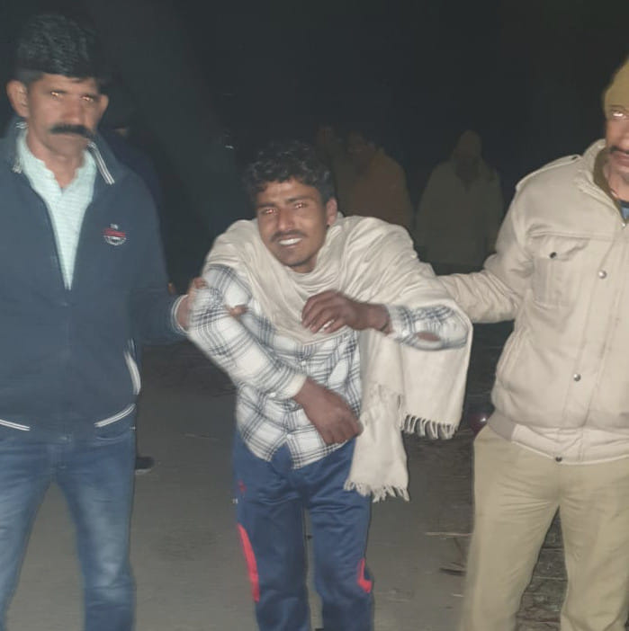 मुठभेड़ के बाद घायल बदमाश को गिरफ्तार कर ले जाती पुलिस