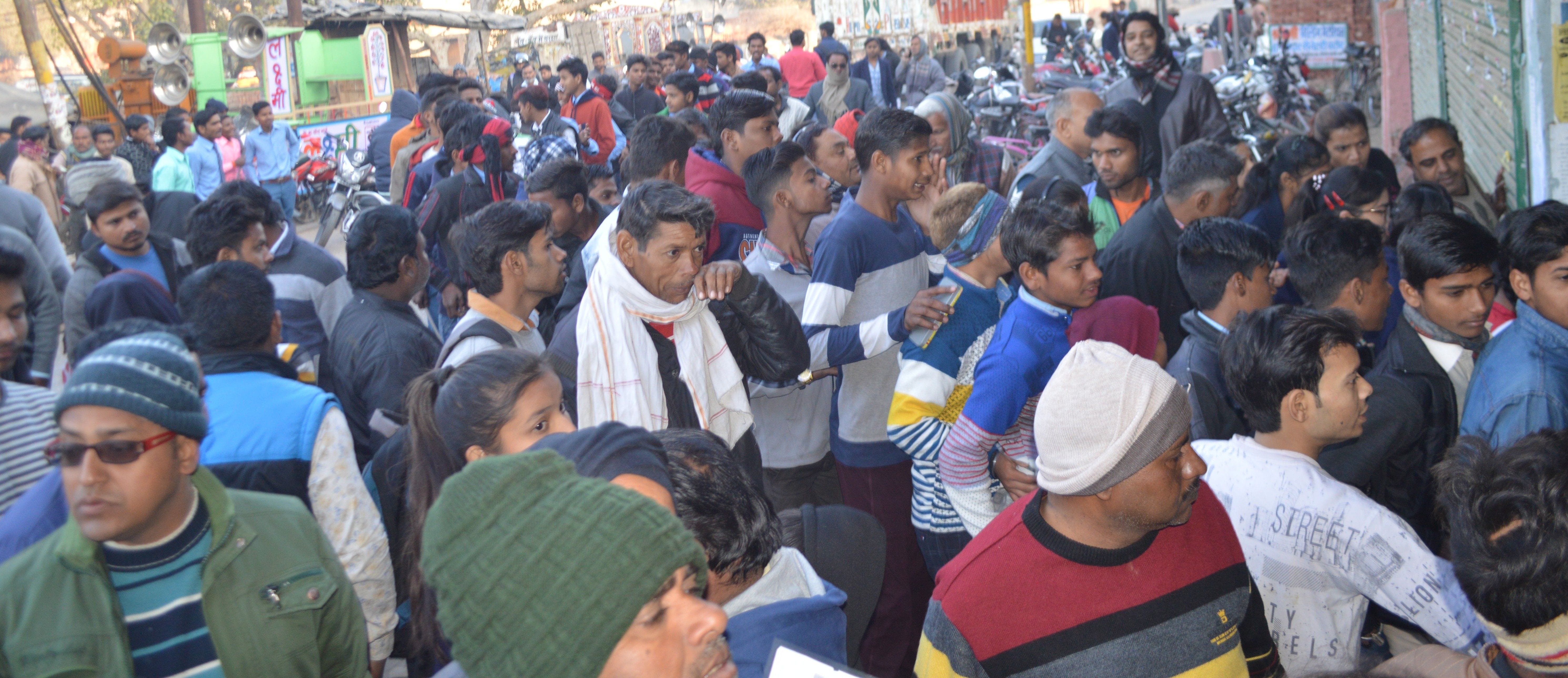 हाथरस: यूपी बोर्ड परीक्षा के पहले दिन एक परीक्षा केंद्र के अंदर प्रवेश करने के लिए लगी परीक्षार्थ हाथरस: यूपी बोर्ड परीक्षा के पहले दिन एक परीक्षा केंद्र के अंदर प्रवेश करने के लिए लगी परीक्षार्थ