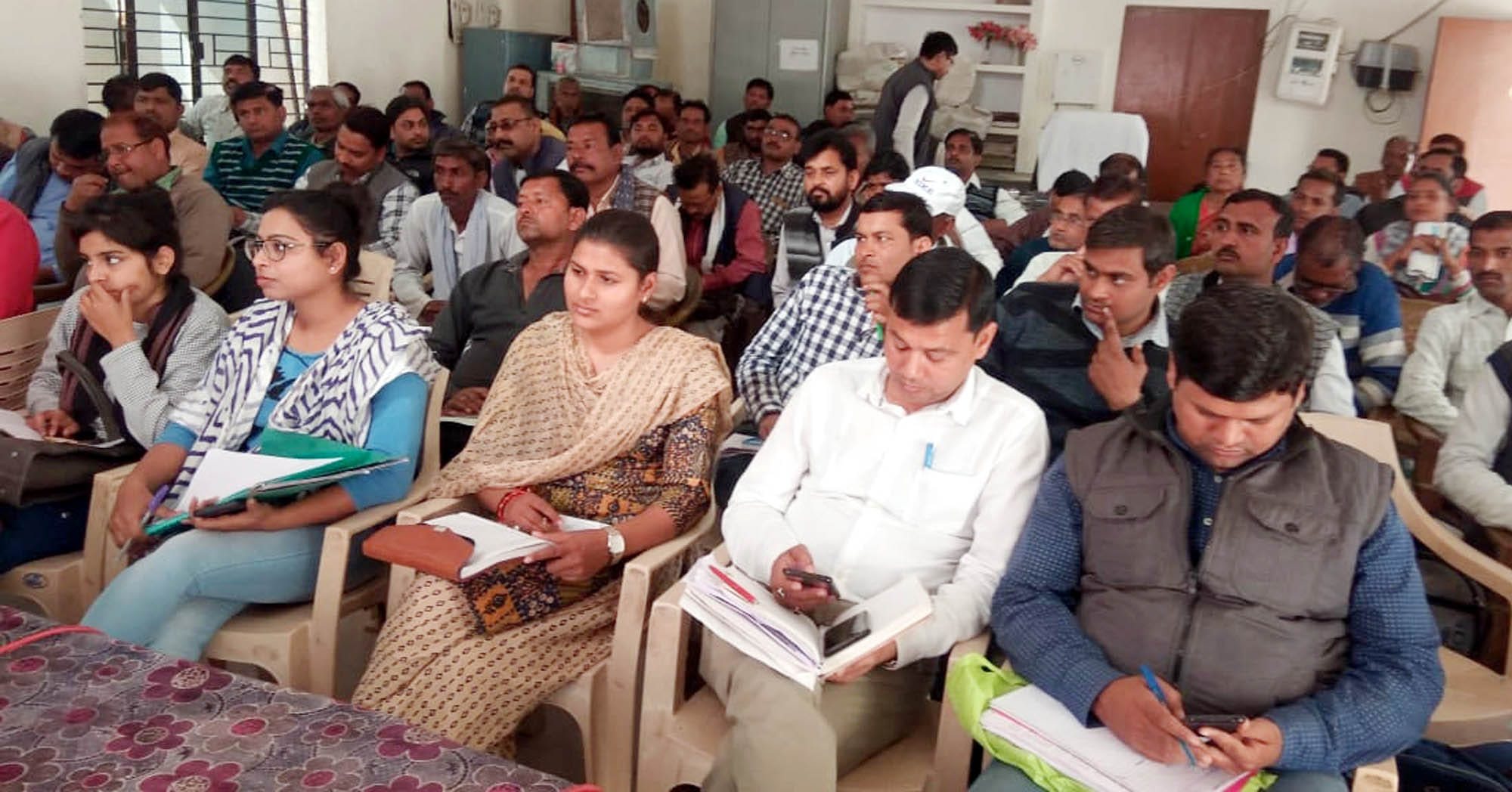 बैठक में मौजूद प्रधान व सचिव। बैठक में मौजूद प्रधान व सचिव।