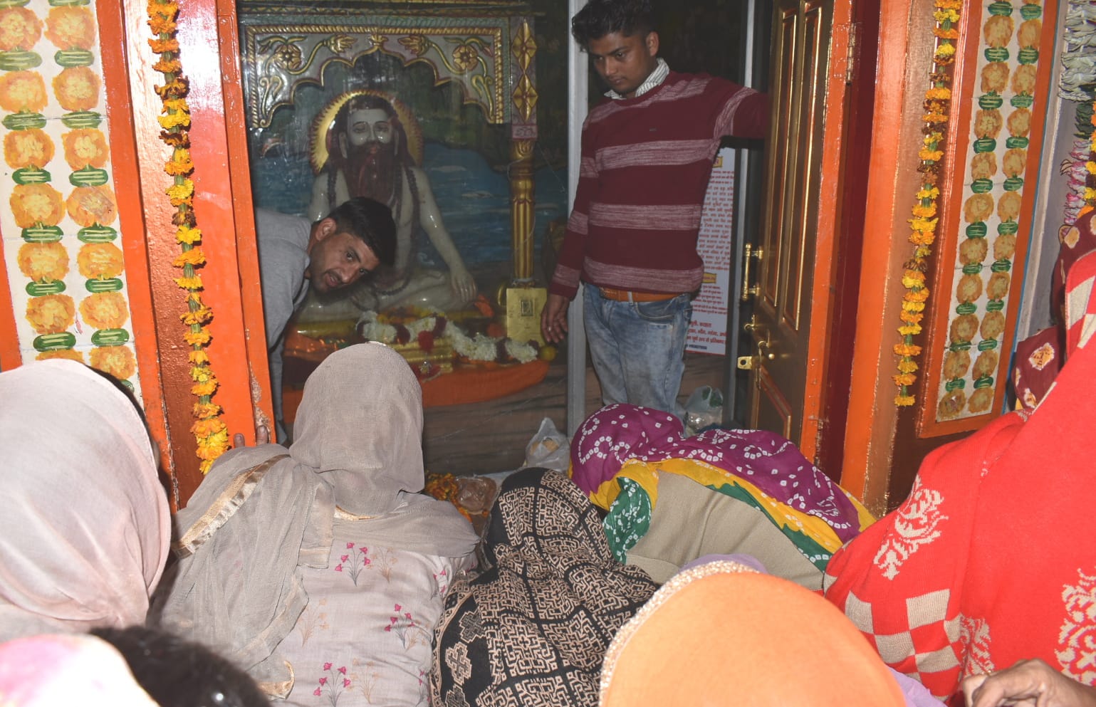 बाबा फकीरादास की सिद्धकुटी पर प्रसाद चढ़ाते श्रद्धालु बाबा फकीरादास की सिद्धकुटी पर प्रसाद चढ़ाते श्रद्धालु
