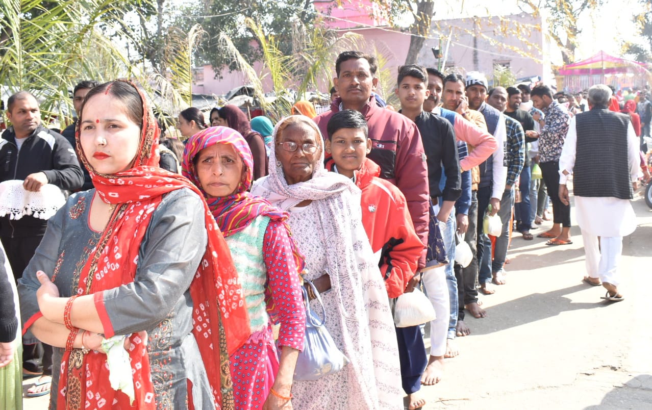 मिरगपुर स्थित श्री गुरू बाबा फकीरादास की सिद्धकुटी पर मेले में प्रसाद चढ़ाने को कतारों में खड़े ? मिरगपुर स्थित श्री गुरू बाबा फकीरादास की सिद्धकुटी पर मेले में प्रसाद चढ़ाने को कतारों में खड़े ?