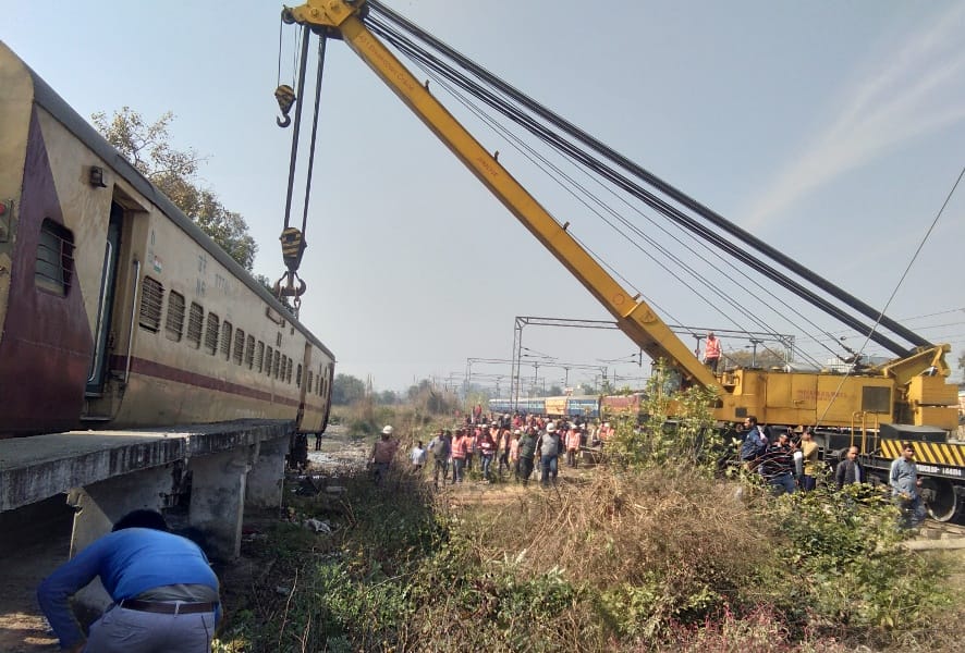नजीबाबाद स्टेशन पर पटरी से उतरा कोच उठाती क्रेन नजीबाबाद स्टेशन पर पटरी से उतरा कोच उठाती क्रेन