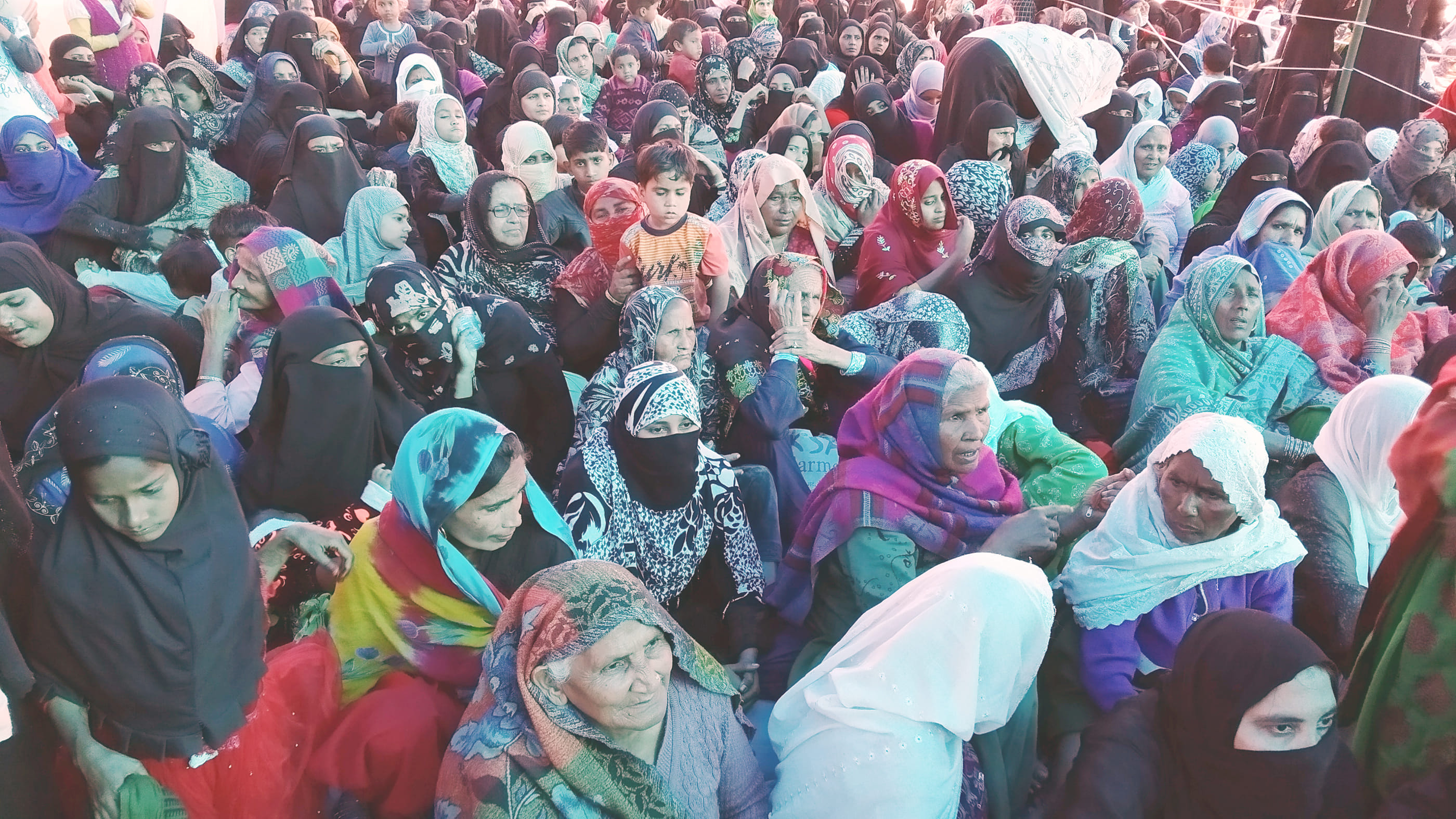 सीएए के विरोध में धरना प्रदर्शन करती महिलाएं सीएए के विरोध में धरना प्रदर्शन करती महिलाएं