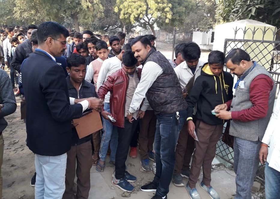 केपी इंटर कालेज में परीक्षा देने आये छात्रों की तलाशी लेते शिक्षक। केपी इंटर कालेज में परीक्षा देने आये छात्रों की तलाशी लेते शिक्षक।