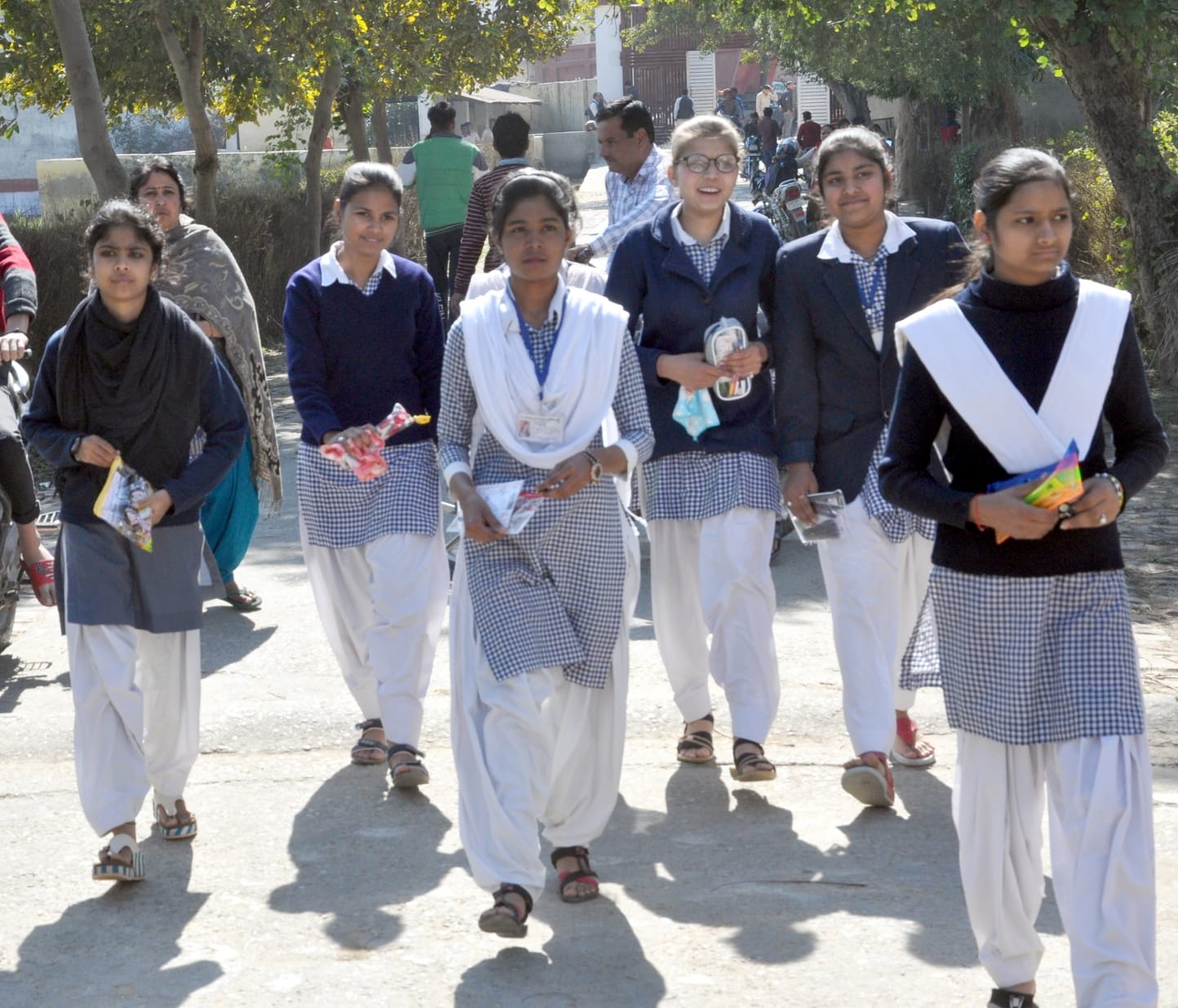 शामली के आरके इंटर कॉलेज में हाईस्कूल की परीक्षा देने जातीं छात्राएं।