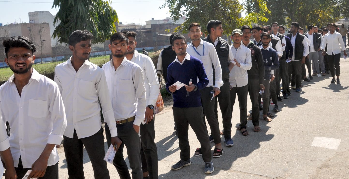 शामली में आरके इंटर कॉलेज में हाईस्कूल की परीक्षा के दौरान छात्रों की लगी लाइन। शामली में आरके इंटर कॉलेज में हाईस्कूल की परीक्षा के दौरान छात्रों की लगी लाइन।
