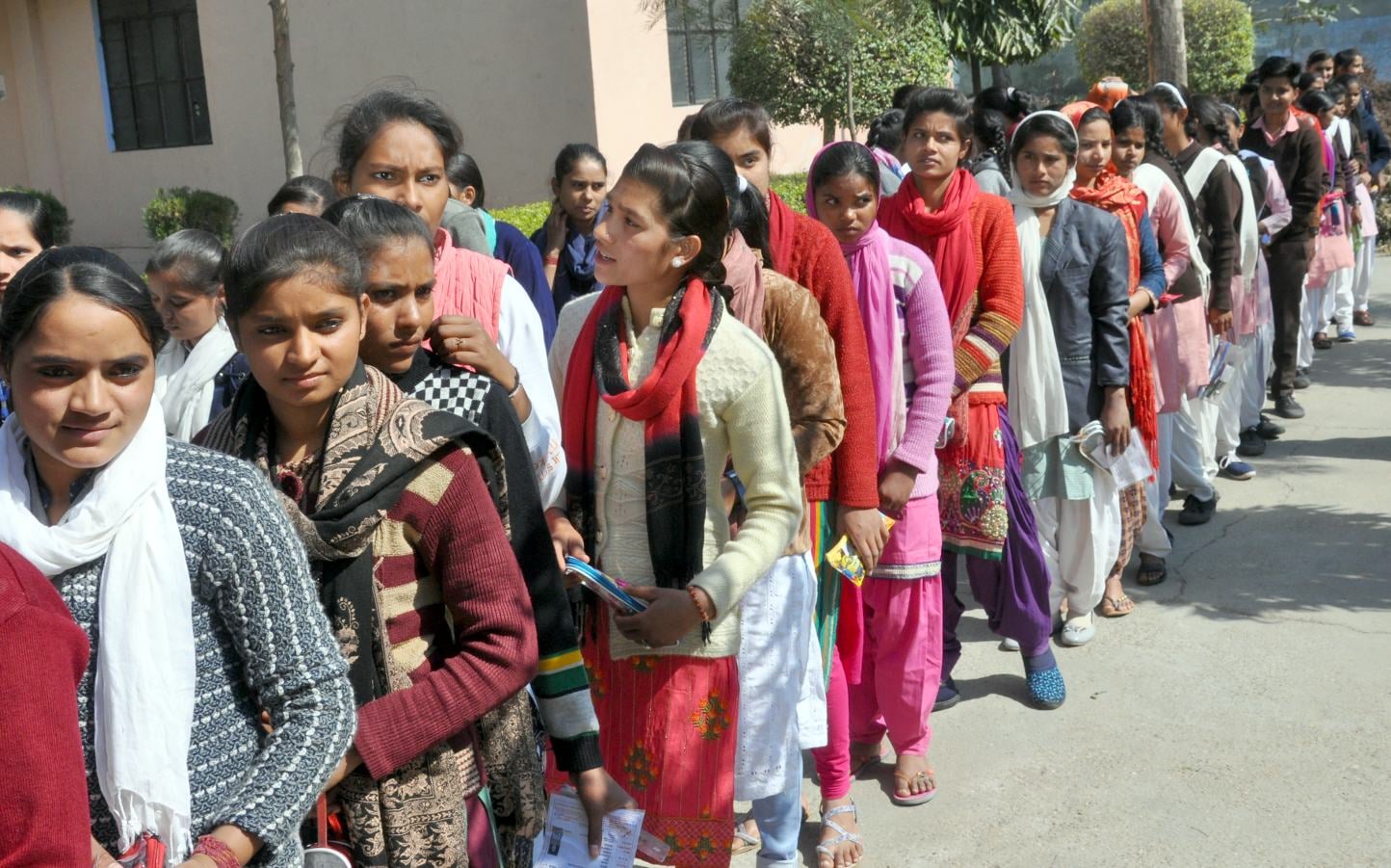 शामली में आरके इंटर कॉलेज में हाईस्कूल की परीक्षा देने के लिए छात्राओं की लगी लाइन। शामली में आरके इंटर कॉलेज में हाईस्कूल की परीक्षा देने के लिए छात्राओं की लगी लाइन।