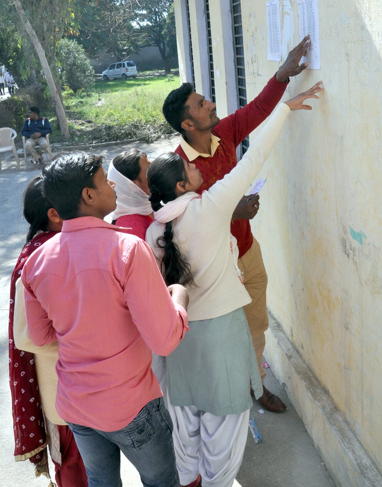 शामली आर के इन्टर कॉलिज में रोल नम्बर देखते छात्र छात्राएं