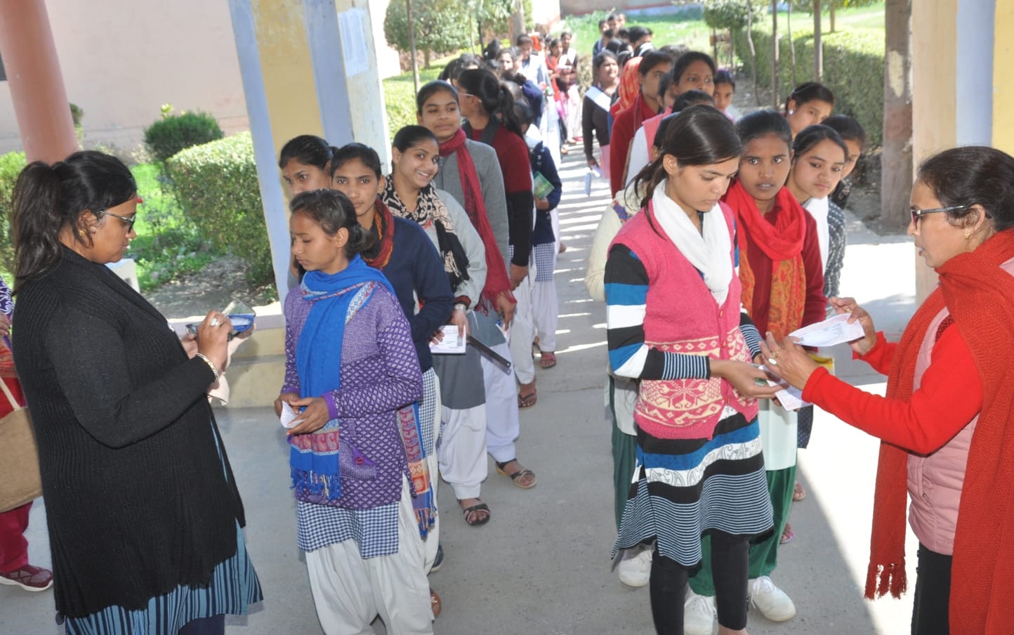 शामली में आरके इंटर कॉलेज में परीक्षा के दौरान छात्राओं की तलाशी लेतीं शिक्षिकाएं। शामली में आरके इंटर कॉलेज में परीक्षा के दौरान छात्राओं की तलाशी लेतीं शिक्षिकाएं।