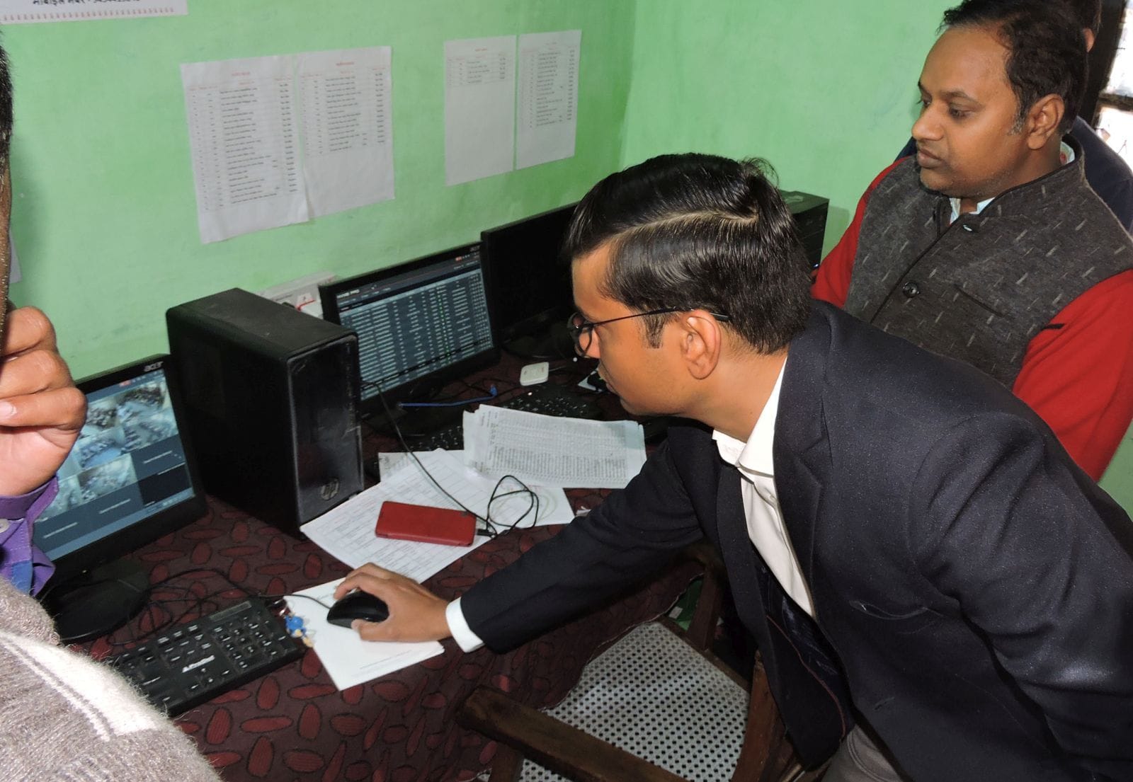 जिले में बने मॉनीटरिंग सेल का निरीक्षण करते डीएम