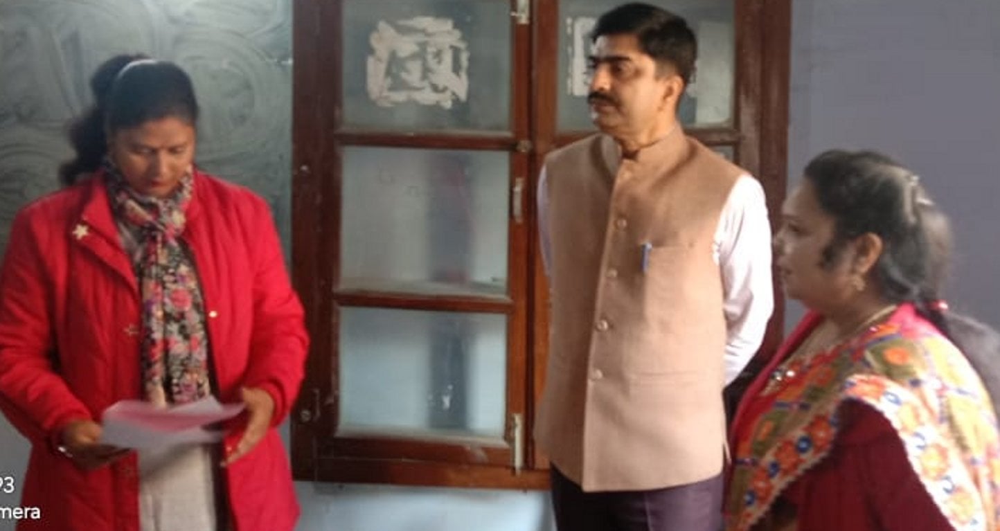 शामली हिन्दू कन्या इन्टर कॉलिज में बोर्ड परिक्षा के दौरान निरिक्षण करते डीएम शामली हिन्दू कन्या इन्टर कॉलिज में बोर्ड परिक्षा के दौरान निरिक्षण करते डीएम
