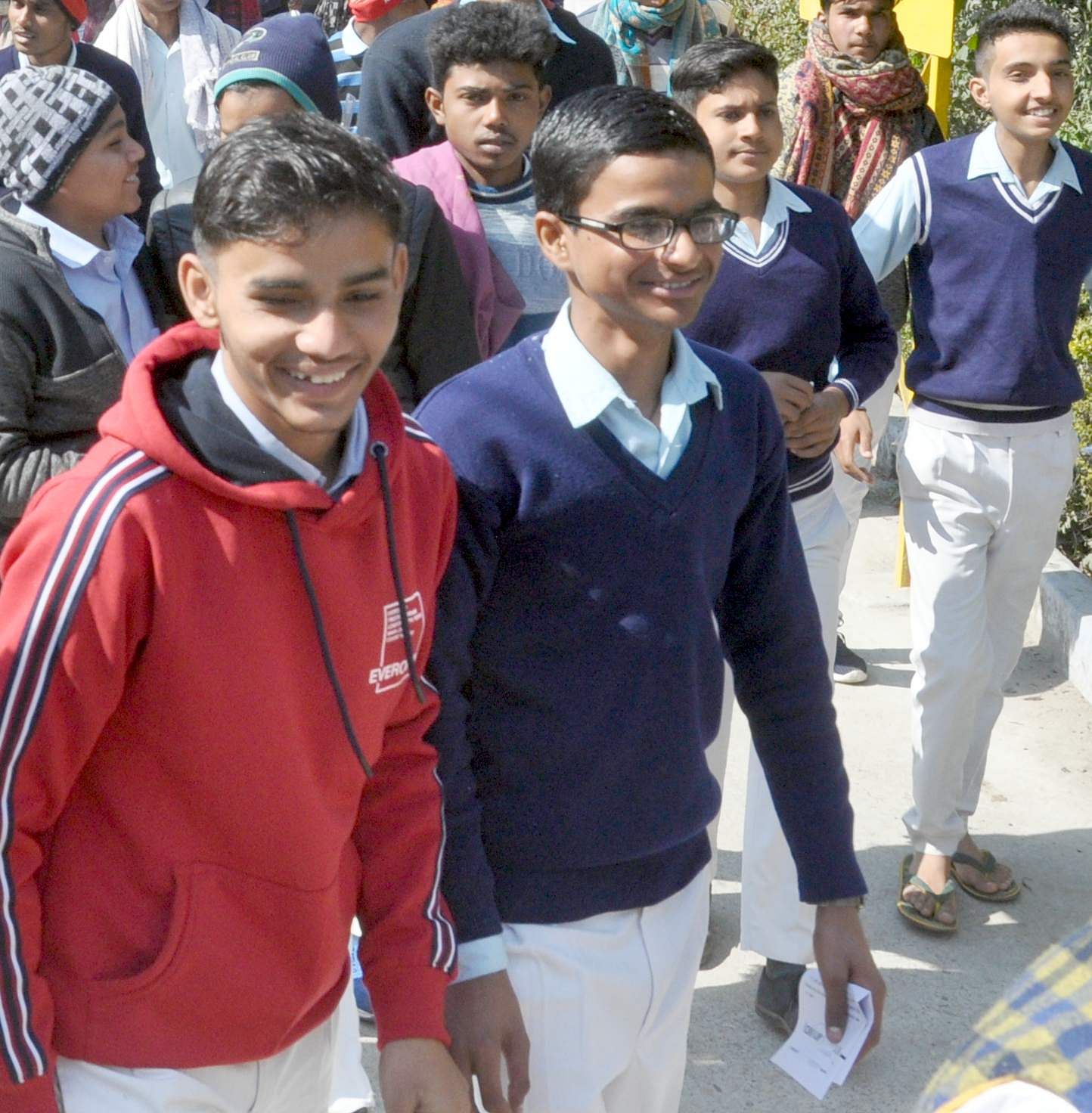 शामली वीवी इन्टर कॉलिज में यू पी बोर्ड हाई स्कूल की परिक्षा देकर खिलखिलाते होकर लोटते छात्र शामली वीवी इन्टर कॉलिज में यू पी बोर्ड हाई स्कूल की परिक्षा देकर खिलखिलाते होकर लोटते छात्र
