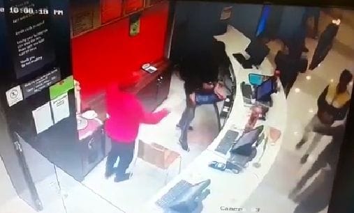 हल्दीराम रेस्टोरेंट में लूटपाट करता बदमाश व बाहर पिस्तौल लेकर खड़े उसके साथी। हल्दीराम रेस्टोरेंट में लूटपाट करता बदमाश व बाहर पिस्तौल लेकर खड़े उसके साथी।