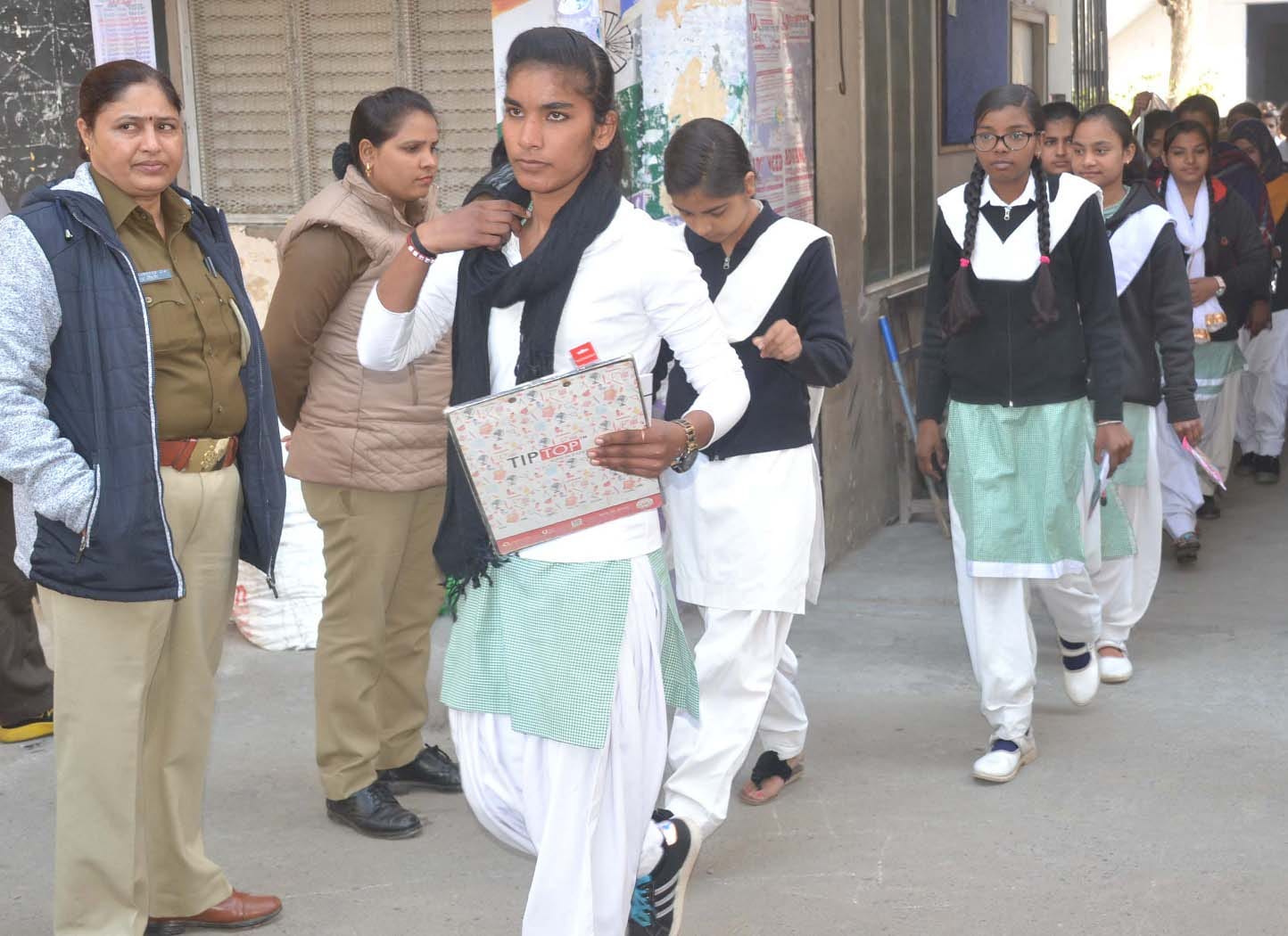शामली हिन्दू कन्या  कॉलिज  में यू पी  बोर्ड हाई स्कूल की  परिक्षा देकर लोटती छात्राएं