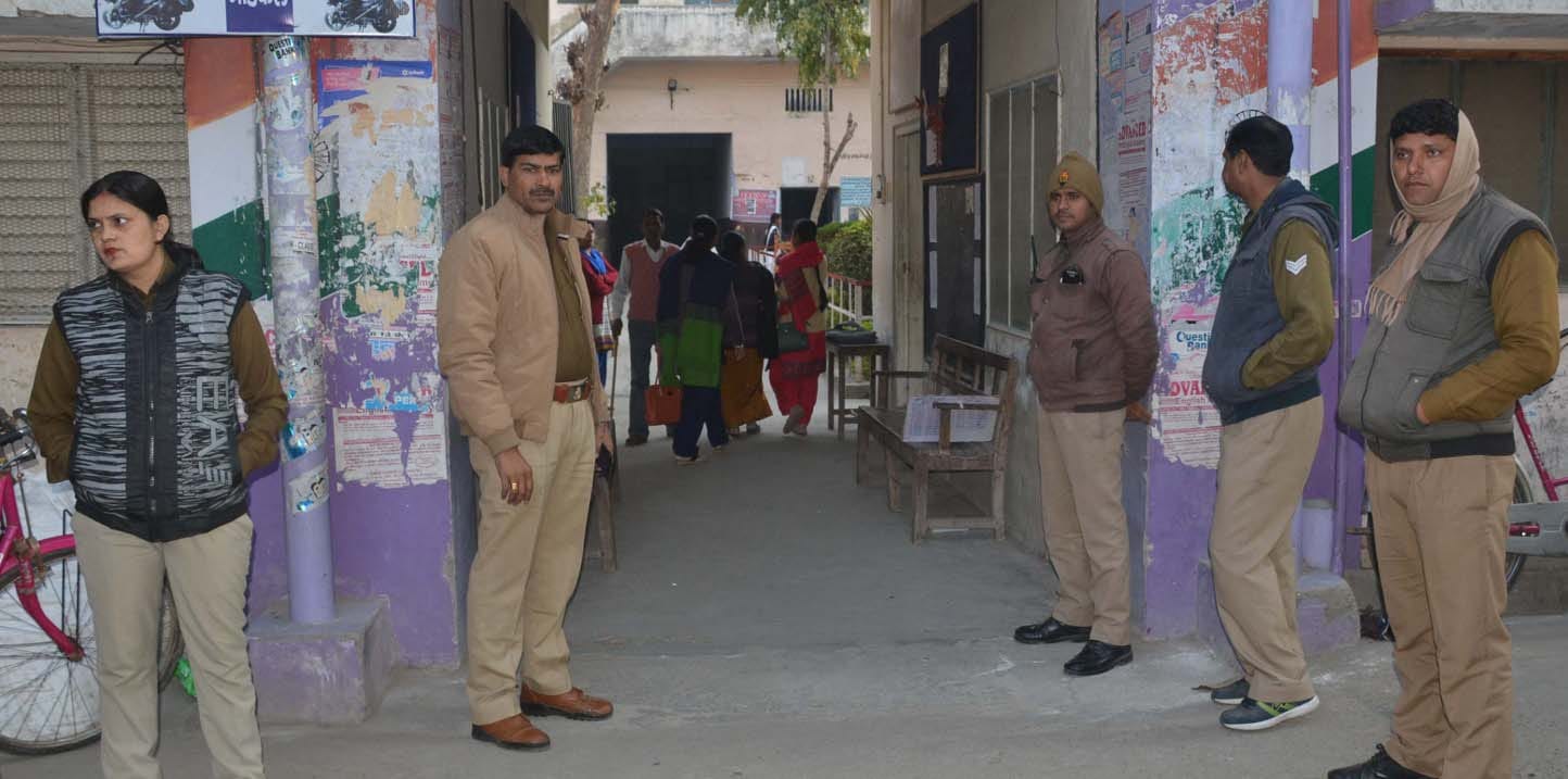 शामली हिन्दू कन्या  कॉलिज  में यू पी  बोर्ड हाई स्कूल की  परिक्षा के दोरान तैनात महिला पुलिसकर्मी