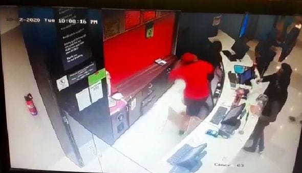 हल्दीराम रेस्टोरेंट में लूटपाट के दौरान कैशियर पर हमला करता बदमाश। हल्दीराम रेस्टोरेंट में लूटपाट के दौरान कैशियर पर हमला करता बदमाश।