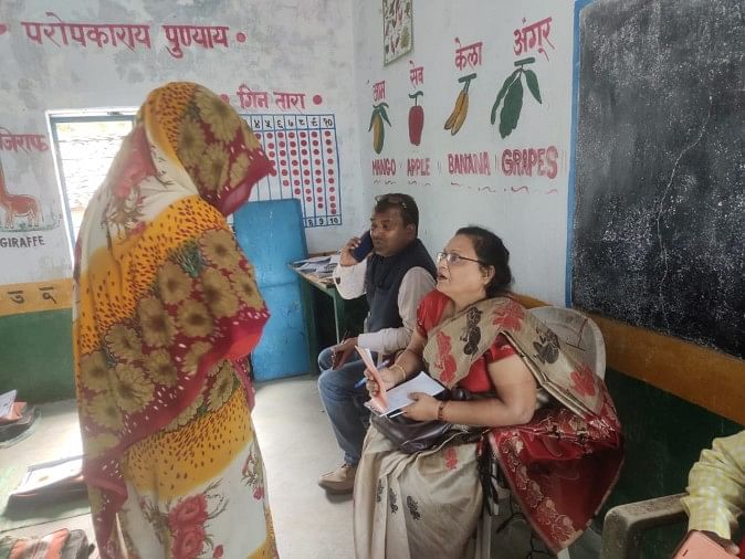 धौलपुरा के प्राथमिक विद्यालय में छात्राओं के परिजनों से बात करती बाल संरक्षण आयोग की सदस्य डा. नी