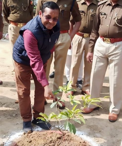 थानाभवन क्षेत्र के गांव खेडी में कृष्णानदी के जीणोद्वार व सौन्दीयकरण कार्य के शुभारंभ पर पौधारो