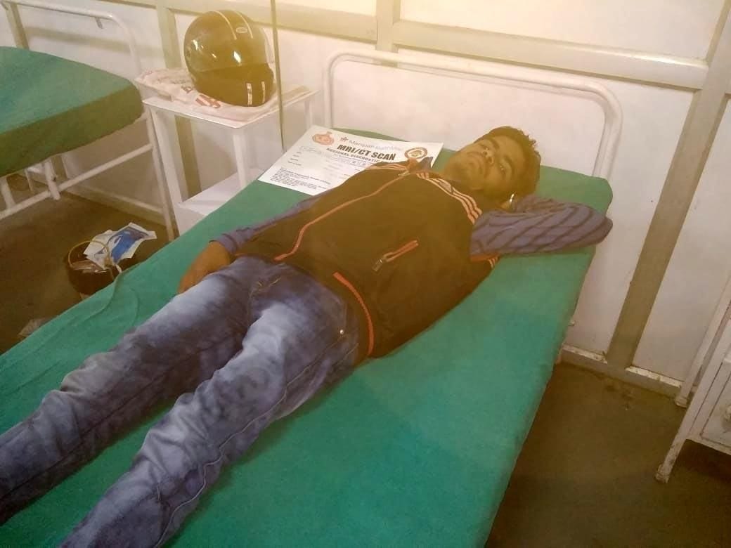 अग्रोहा में उपचाराधीन छात्र आशीष।