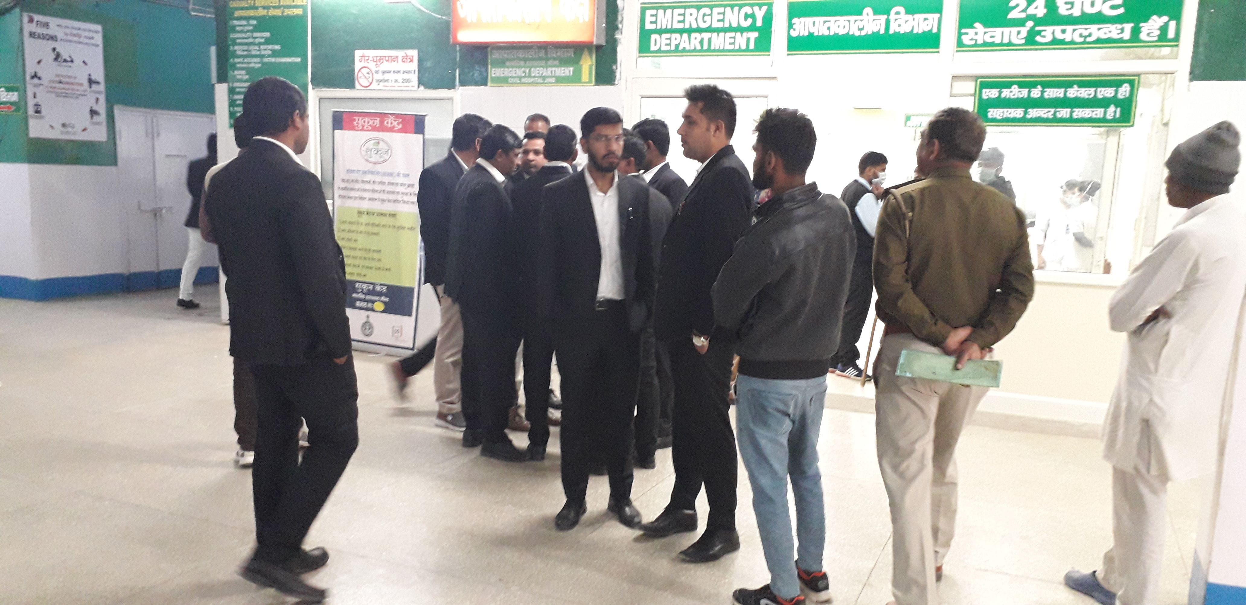  नागरिक अस्पताल में पीड़ित के साथ पहुंचे वकील।