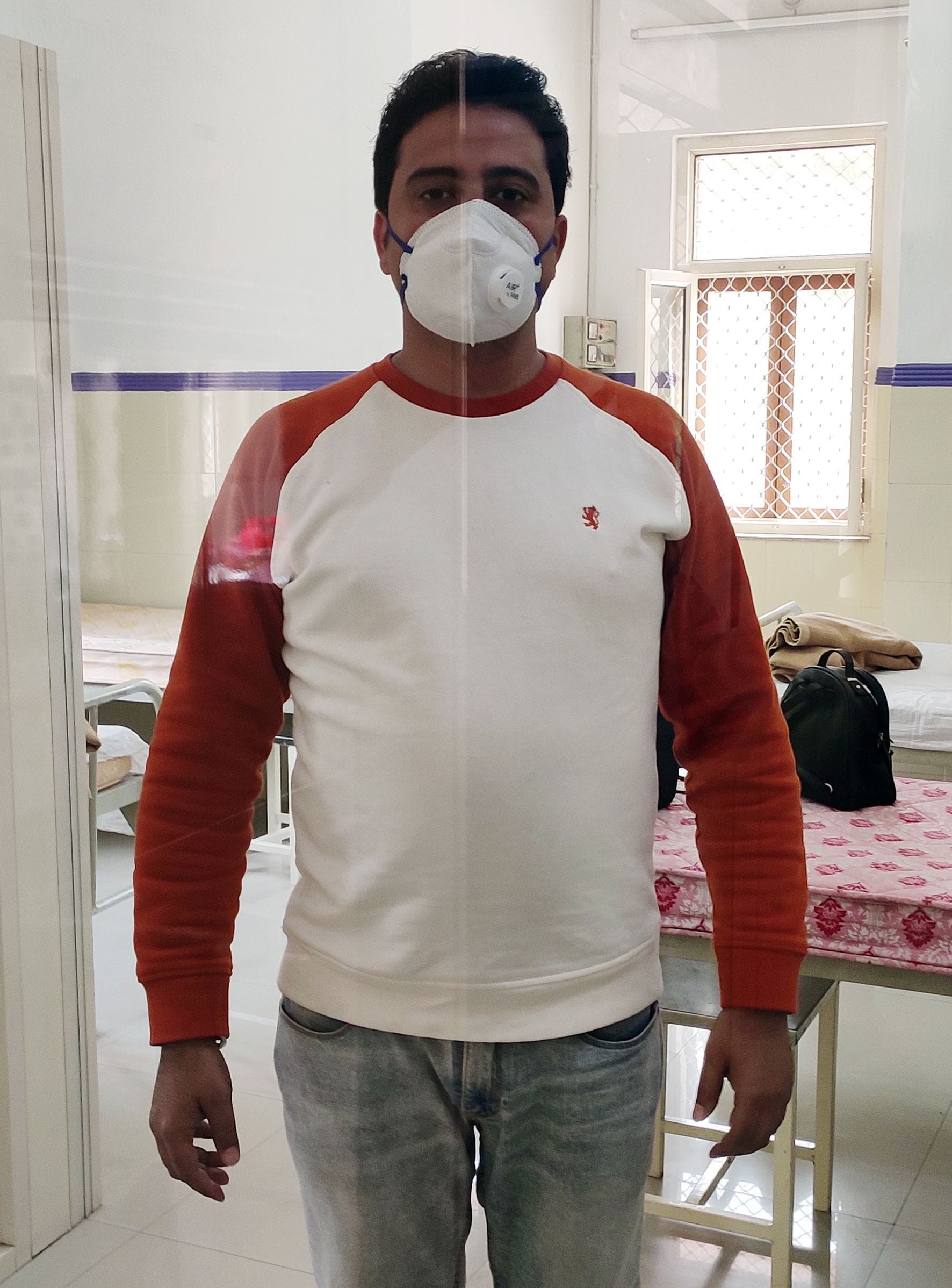 अस्पताल में भर्ती युवक। अस्पताल में भर्ती युवक।
