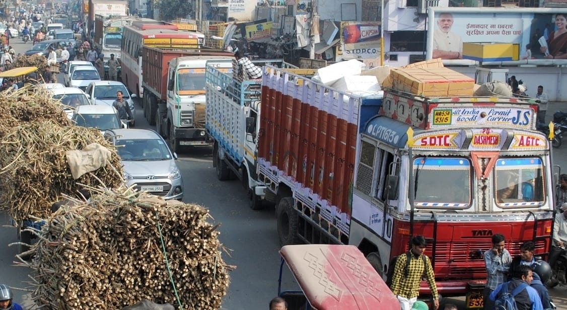 शामली  मु0नगर मार्ग पर गन्ने की टैक्टर ट्रॉलियो से लगा जाम