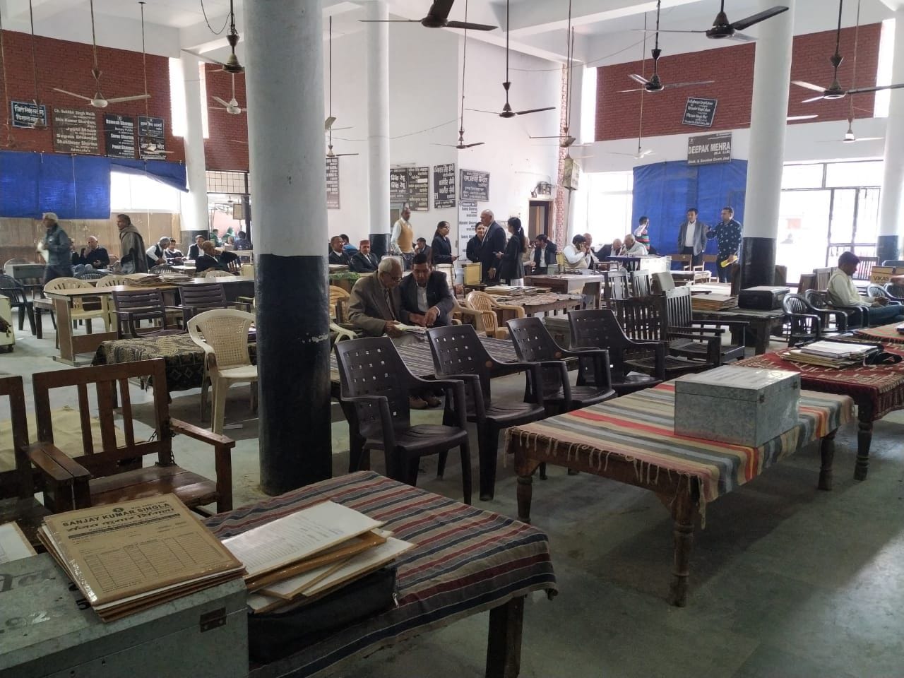  हड़ताल के बाद खाली पड़ी वकीलों की सीटें।