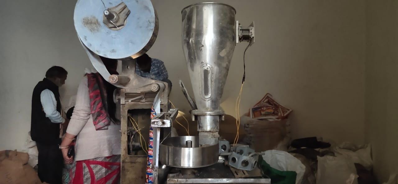 गुटखा फैक्ट्री में लगी गुटखा बनाने वाली मशीन गुटखा फैक्ट्री में लगी गुटखा बनाने वाली मशीन