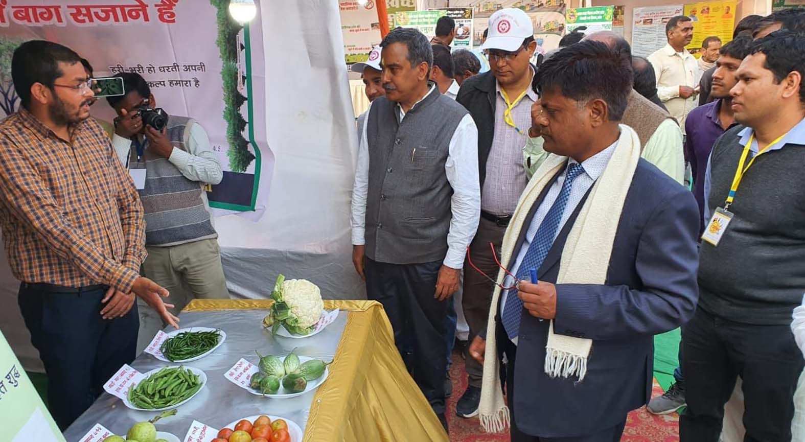 कालिंजर महोत्सव में स्टॉल का निरीक्षण करते डीएम हीरा लाल। साथ में अन्य विभागों के अफसर। कालिंजर महोत्सव में स्टॉल का निरीक्षण करते डीएम हीरा लाल। साथ में अन्य विभागों के अफसर।