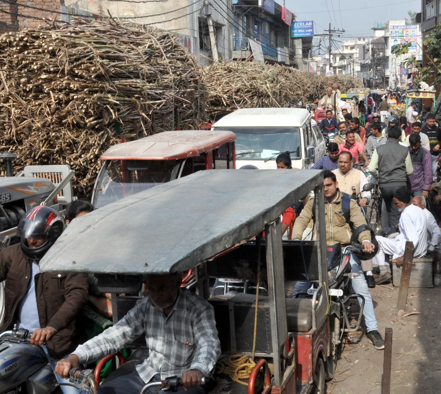 शामली हनुमान टिल्ला रोड पर गन्ने की टैक्टर ट्रॉलियो से लगा जाम शामली हनुमान टिल्ला रोड पर गन्ने की टैक्टर ट्रॉलियो से लगा जाम