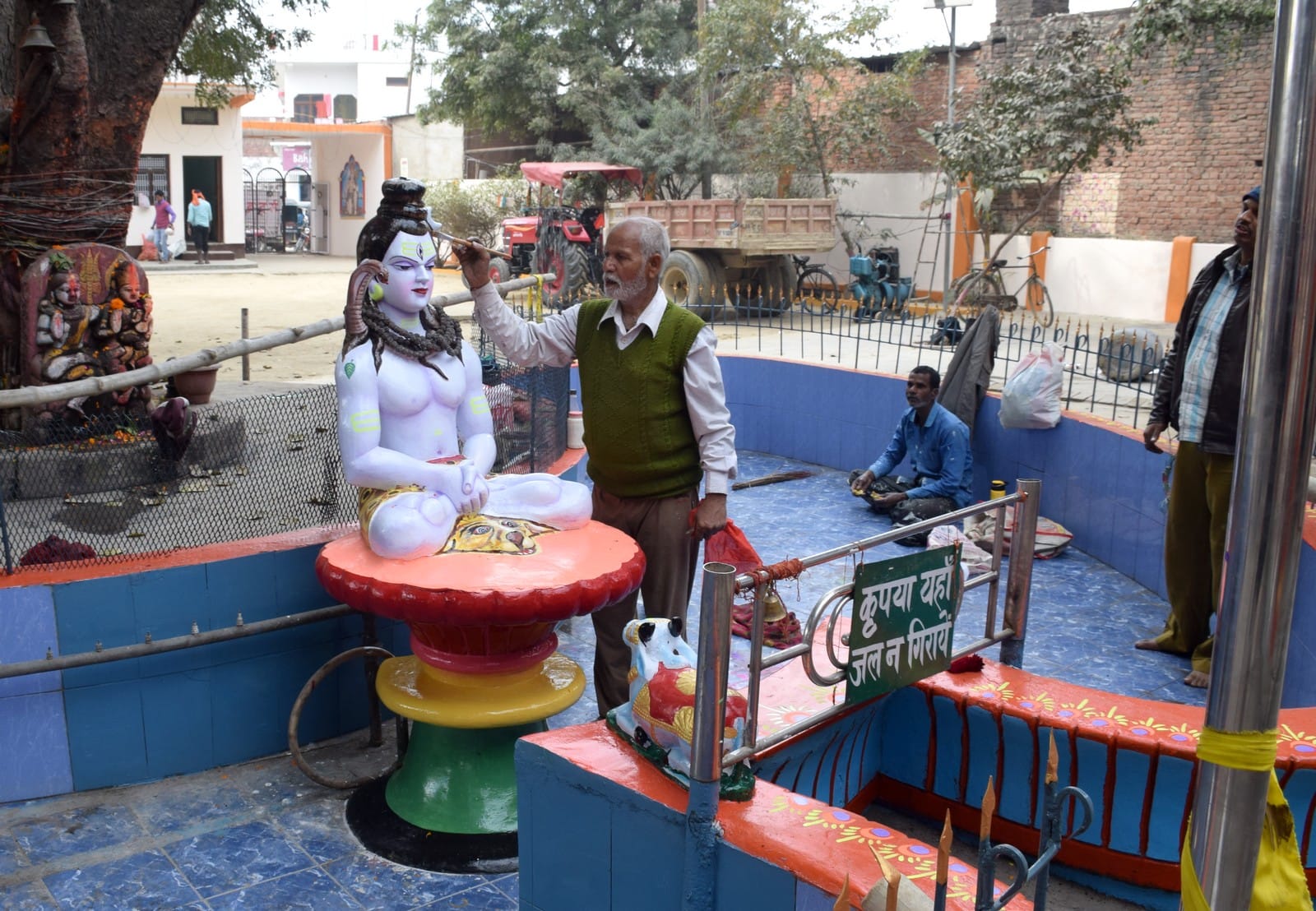 शहर भंवरनाथ स्थित शिव मंदिर पर महाशिवरात्री की तैयारी रंग रोगन करते कलाकार। शहर भंवरनाथ स्थित शिव मंदिर पर महाशिवरात्री की तैयारी रंग रोगन करते कलाकार।