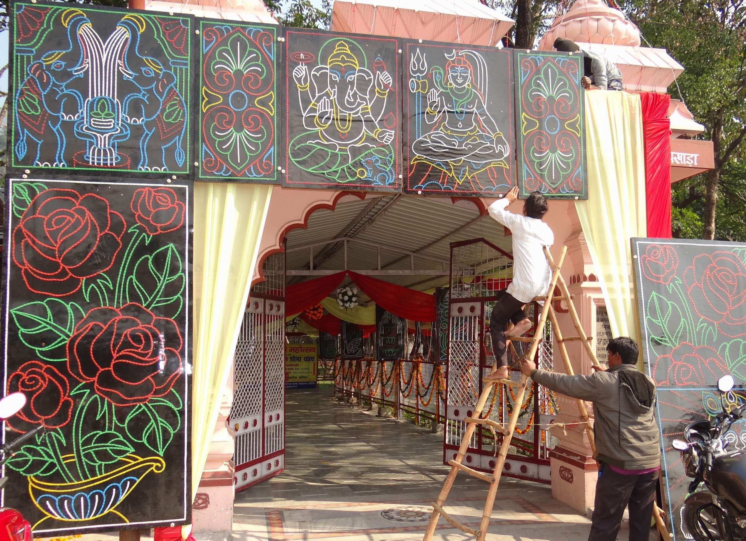 चंद्रेश्वर महादेव मंदिर साज सज्जा का कार्य करते मजदूर। चंद्रेश्वर महादेव मंदिर साज सज्जा का कार्य करते मजदूर।