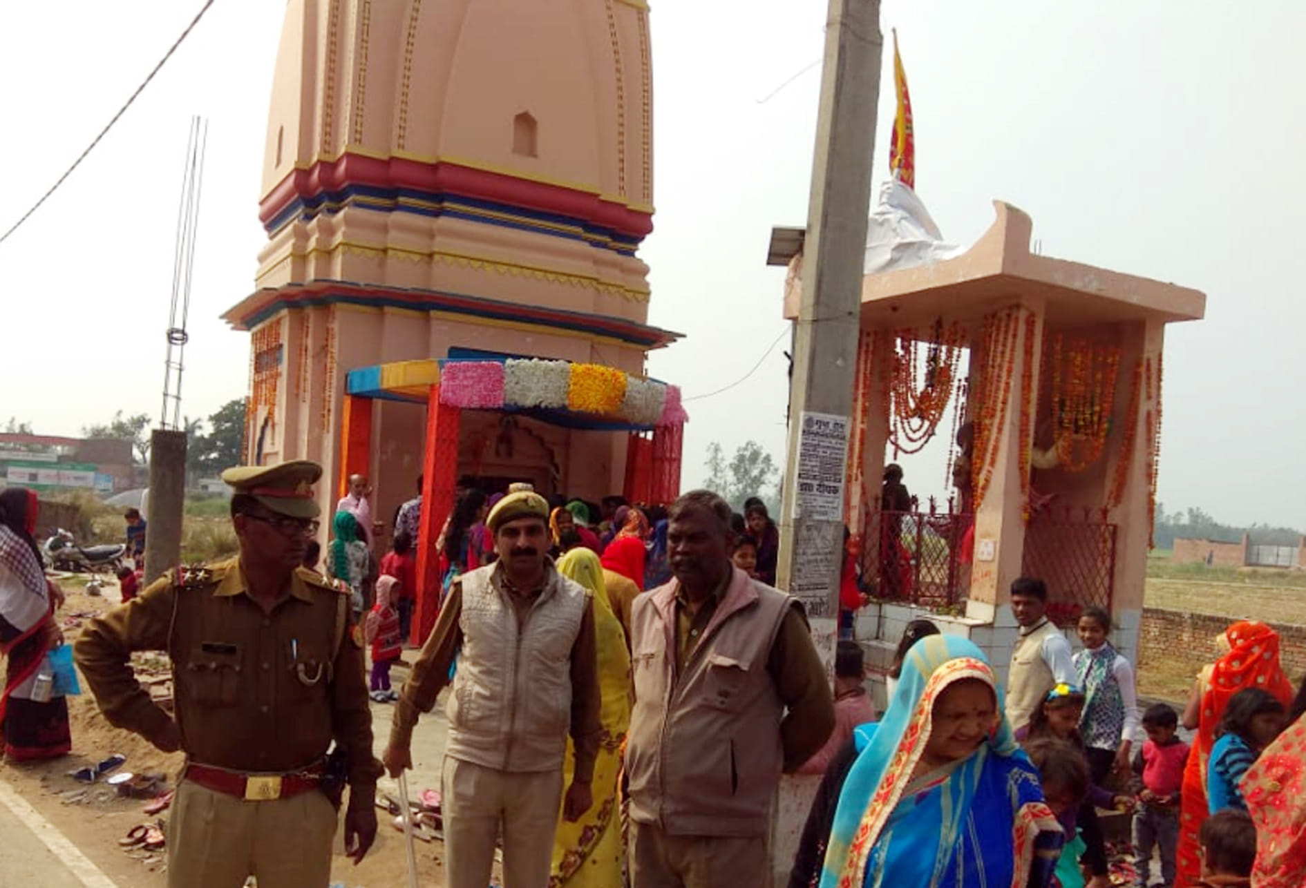 ासगंज में अमांपुर में पूजा अर्चना को मंदिर में पहुंचे शिव भक्त व सुरक्षा में तैनात पुलिसबल ासगंज में अमांपुर में पूजा अर्चना को मंदिर में पहुंचे शिव भक्त व सुरक्षा में तैनात पुलिसबल