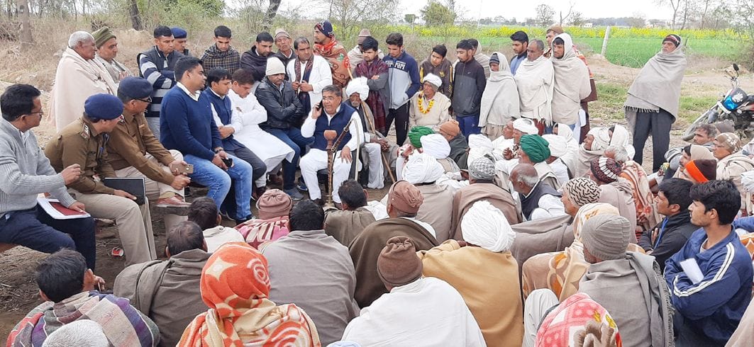 अंडरपास में भरे पानी की समस्या को लेकर धरना दे रहे ग्रामीणों से बातचीत करने के लिए पहुंचे अधिकारी अंडरपास में भरे पानी की समस्या को लेकर धरना दे रहे ग्रामीणों से बातचीत करने के लिए पहुंचे अधिकारी