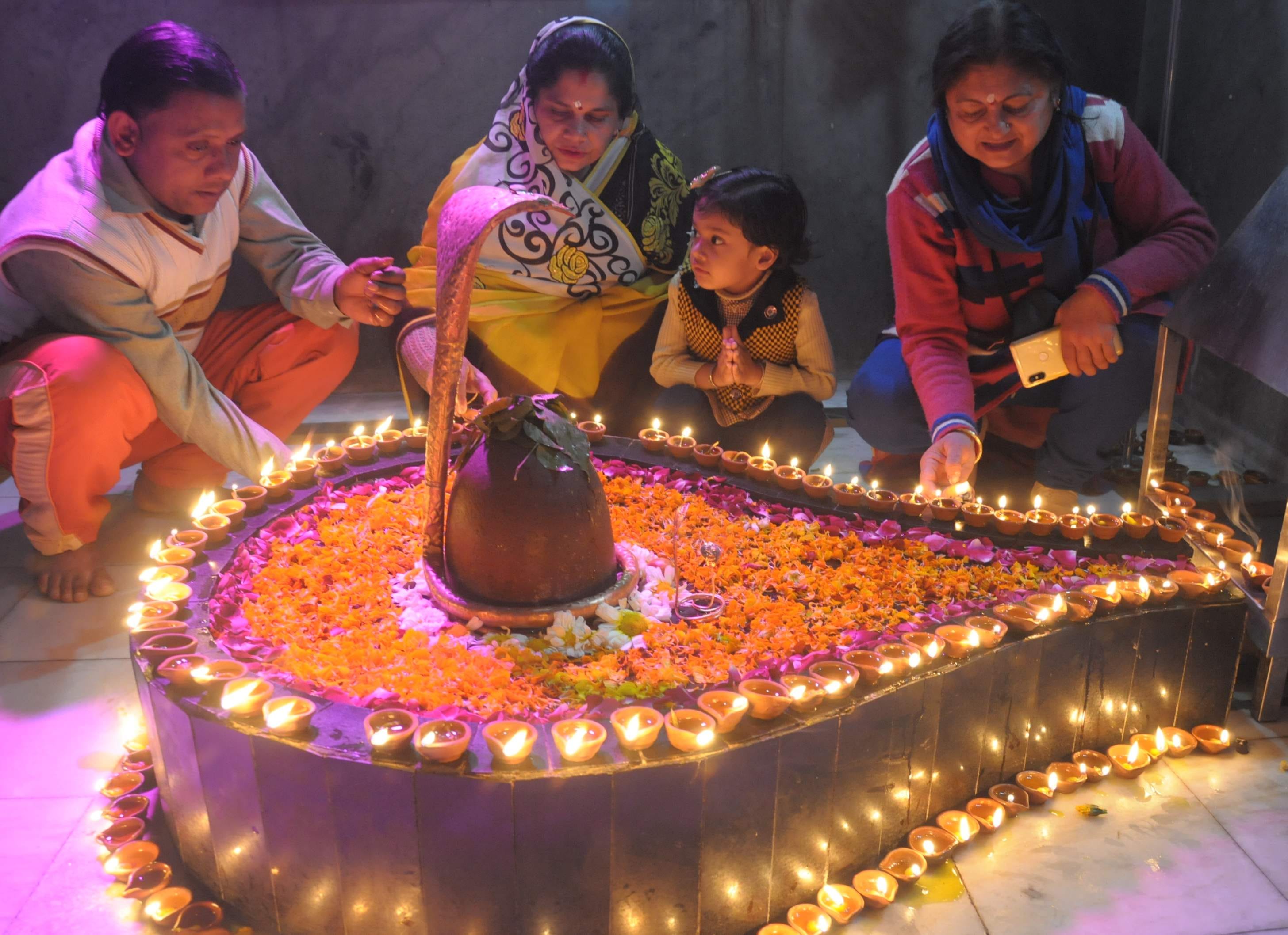 महाशिवरात्रि पर्व पर के अवसर पर पृथ्वीनाथ महादेव मंदिर में शिवलिंग के समक्ष दीए जलाते श्रद्वालु महाशिवरात्रि पर्व पर के अवसर पर पृथ्वीनाथ महादेव मंदिर में शिवलिंग के समक्ष दीए जलाते श्रद्वालु